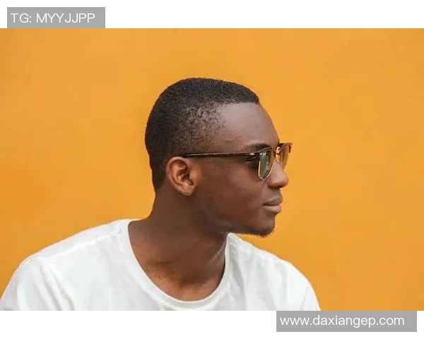 足球场上的黑色闪电 球星头像展示黑人的速度与力量