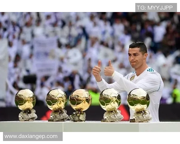 足球巨星成长轨迹与传奇故事揭示球场背后的奋斗与荣耀